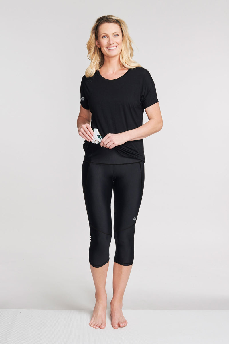 Cool classic black capri leggings high waist in 4 way stretch Emana® fabric  to improve circulation for high intensity trainings – Sapopa